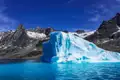 Imposanter Eisberg in einer arktischen Landschaft.