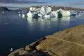 Eisberge im Meer, aufgenommen von einer felsigen Küste.