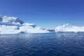 Imposante Eisberge im Meer.