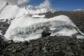 Bogenförmige Gletscherformation auf einer Reise in die Berge.