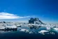 Eisberg und Eisschollen im Meer.