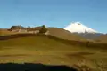 Steinhaus in vulkanischer Landschaft