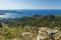 Aussicht von einem erhöhten Standpunkt auf die Küstenlandschaft und das Meer.