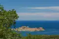 Blick auf eine Küstenstadt auf einer Insel im Meer.