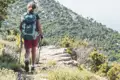 Wanderin auf einem steinigen Bergpfad.