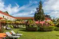 Hotelgarten mit Liegestühlen und Farnen.