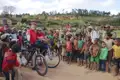 Zwei Radreisende treffen auf Dorfbewohner während ihrer Reise.