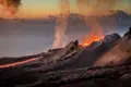 Aktiver Vulkan mit Lava und Rauch.