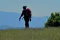 Wanderer mit Rucksack in den Bergen