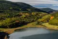 See inmitten herbstlicher Landschaft.