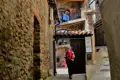 Wanderer mit Rucksack in einer alten Gasse.