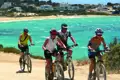 Radtour entlang der Küste mit Blick auf das Meer.