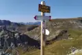 Wegweiser am Colle Fauniera mit Entfernungsangaben zu den Wanderzielen Monti Parvo-Parvetto-Viridio, Colle Viribianc und Bivacco Russet.