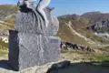 Denkmal eines Radfahrers, das an die Leistungen von Radfahrern in den Bergen erinnert.