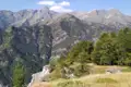 Panoramablick auf die Berge mit bewaldeten Hängen und felsigen Gipfeln.