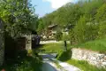 Weg zu einem Haus in bewaldeter Umgebung.