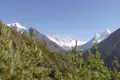 Aussicht auf die schneebedeckten Berge des Himalayas.