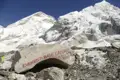 Everest Base Camp Markierungsstein mit Mount Everest im Hintergrund.