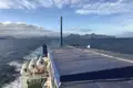 Blick vom Heck des Schiffes auf die bergige Küstenlinie.