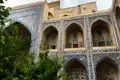 Historische Mosaikfassade mit detailreichen Mustern und Farben.