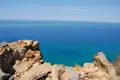 Blick auf das Meer von einer felsigen Küste.