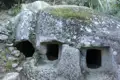 Eingänge zu einem Felsengrab, möglicherweise aus prähistorischer Zeit.