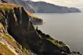 Steile Klippenformationen an der irischen Küste.