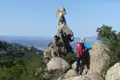 Wanderer bei einer ungewöhnlichen Felsformation auf einer Wanderung.