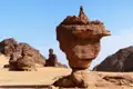 Von Erosion geformte Sandsteinfelsen in der Wüste.