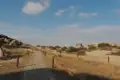 Gepflasterter Weg in einer felsigen Landschaft.