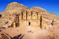 Das Schatzhaus in Petra, Jordanien, ausgemeißelt in den Sandstein.