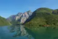 Spektakuläre Berglandschaft, die sich im ruhigen Wasser des Sees spiegelt.