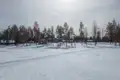Winterlandschaft mit Schnee, Häusern und Bäumen.