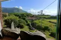 Blick aus dem Fenster auf die Landschaft mit Wanderschuhen, bereit für die nächste Wanderung.