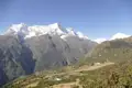 Himalaya-Gebirgslandschaft mit Schnee und Tälern.