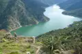 Wanderer auf einem Aussichtspunkt mit Blick auf den Fluss und die umliegende Landschaft.