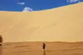 Reisender am Fuß einer Sanddüne.