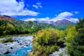 Fluss und Berge im Herbst