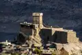 Historische Festung auf einem Felsen.
