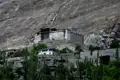 Altes Bergfort über einem Dorf