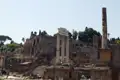 Ruinen und Säulen auf dem Forum Romanum in Rom.