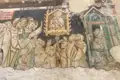 Mittelalterliches Fresko mit Mönchen und Maria mit Kind.