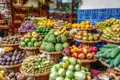 Verschiedene tropische Früchte wie Mangos, Passionsfrüchte, Bananen und Ananas, ausgestellt in Körben auf einem Marktstand.