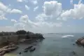 Historische Küstenbefestigung mit Blick auf das Meer.