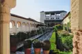 Wasserspiele und Bögen im Garten.