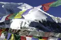 Gebetsfahnen vor schneebedecktem Bergpanorama