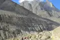 Wandergruppe auf einem Bergpfad.