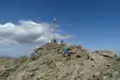 Wanderer auf dem Weg zum Gipfelkreuz.