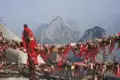 Liebesschlösser und Bänder an einem Bergpfad.