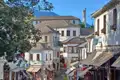 Traditionelle Häuser und Geschäfte in der Altstadt.